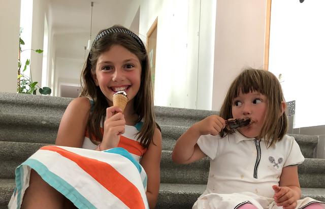 Als Nachtisch gabs Eis für Viktoria (9) und Valeria (3) Tockner und natürlich alle anderen Camp-Kinder. | Foto: RB/ibu