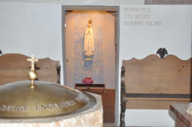 In der Pfarrkirche Zell am Ziller – Taufstein mit Blick auf die Kapelle. | Foto: RB/Pfennig