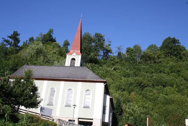 Die Pfarrkirche von Pians ist der heiligen Dreifaltigkeit geweiht.