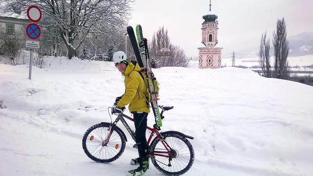 Auch für die kommende Wintersaison ist der leideschaftliche Schitourengeher gerüstet - hier bei der Anfahrt zur Schitour vor dem Kirchturm der Karlskirche in Volders. | Foto: Heidegger