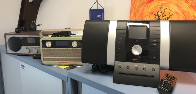 Eine kleine Auswahl an vielfach recht stylischen Geräten für den digitalen Radioempfang