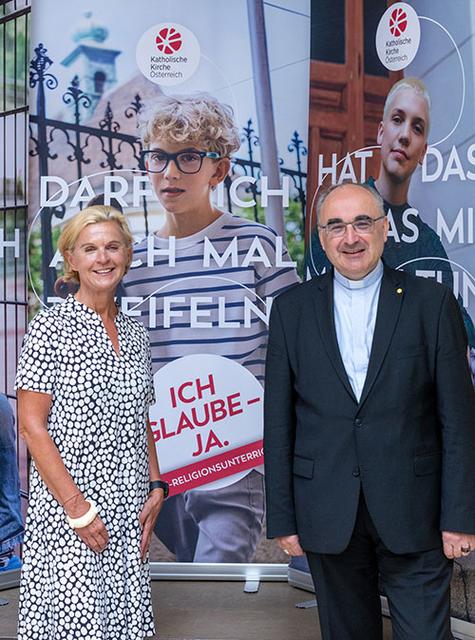 Andrea Pinz (Leiterin von IDA) und Wilhelm Krautwaschl (Schulbischof) präsentieren die neue österreichweite Kampagne | Foto: Stephan Schönlaub