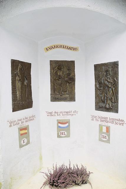Evangelisierung: Die Heiligen dieses Bildstockes sind Teresa von Ávila (Spanien), Petrus Canisius (Niederlande) und Kolumban (Irland)