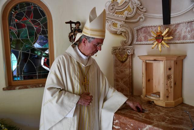 Die Reliquien von drei Heiligen wurden in den Altar der kleinen Kapelle eingemauert. | Foto: RB/Schellhorn