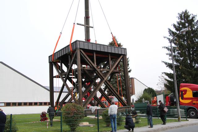 Der Glockenturm thront nach langem Warten wieder auf der Pfarrkirche. Nun können die Glocken wieder erklingen.