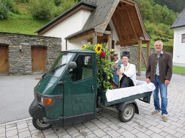 Zu Fuß und – passend zur südlichsten Kirche des Landes Salzburg mit einem südlichen Flair versprühenden Piaggio – wurde das Gnadenbild von Pfarrer Manfred Thaler nach dem letzten Gottesdienst von Maria Hollenstein in die Pfarrkirche Ramingstein gebracht.  | Foto: RB/Pfarre Ramingstein