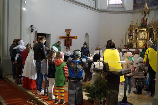 Kindergottesdienste (im Bild ein Faschingsgottesdienst in Zeltweg) ermöglichen eine altersgerechte Begegnung mit Gott.