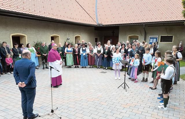 Empfang des Bischofs durch die sangesfreudigen Schulkinder. 
Das Erntedankfest am 6. September wurde für die Pfarre St. Stefan ob Leoben heuer zum großen Erntedank für 900 Jahre kirchliches Leben. | Foto: Pfarre