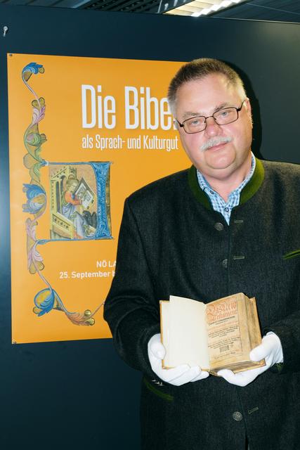 Mag. Hans-Joachim Alscher präsentiert eine barocke Bibelüber­setzung. | Foto: Leopold Schlager