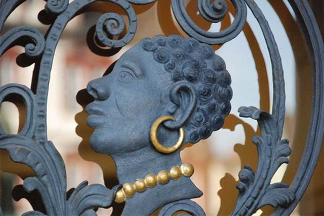 Seit dem späten vierzehnten Jahrhundert dient der Heilige Mauritius, der Schutzpatron von Coburg, als ein Symbol der Stadt. Er kennzeichnet das Stadtwappen in der Form eines „Mohrenkopfes“ und überall in der Stadt können Statuen von ihm gefunden werden. Um das siebzehnte Jahrhundert herum gab es eine wesentliche Veränderung in den Darstellungen des Heiligen, da er sich von einem gepanzerten Ritter in einen edlen Wilden verwandelte. Elemente des letzteren kommen im Stadtwappen, das ansonsten über die Jahrhunderte einheitlich geblieben ist, weiterhin vor.
