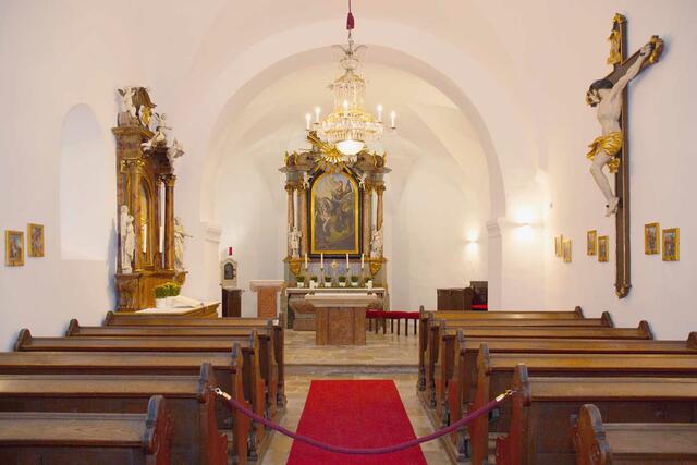 Einfachheit und Schönheit dominieren jetzt den Kircheninnenraum im Kahlenbergerdorf.  | Foto: Stefan Kronthaler