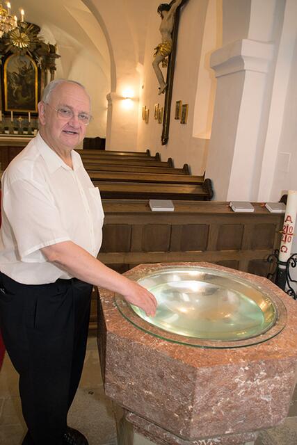 Pfarrer Andreas Redtenbacher, ordentlicher Professor für Liturgiewissenschaft und Direktor des Klosterneuburger Pius-Parsch-Instituts, erläutert gegenüber dem SONNTAG das Konzept der Neugestaltung des Kirchenraumes.  | Foto: Stefan Kronthaler