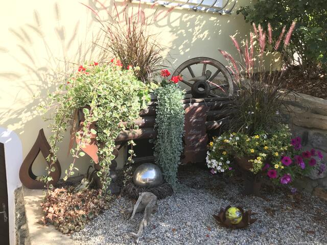 Liebevoll dekoriert ist der Garten von Petronella Gosch in Breitenau am Hochlantsch.
 | Foto: Petronella Gosch