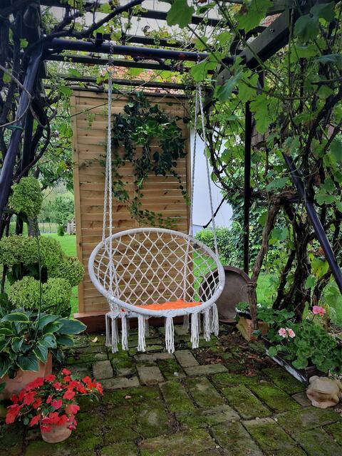 Nicht nur über dem Boden, sondern auch über den Dingen schwebt Erika Grill aus Grafendorf in ihrem Hängesessel. | Foto: Grill