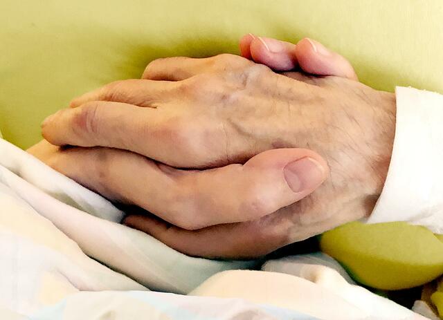 Als er nur noch seine Hand bewegen, öffnen und schließen konnte, wurde genau aus diesem Handdrücken ein Mittel der Kommunikation.