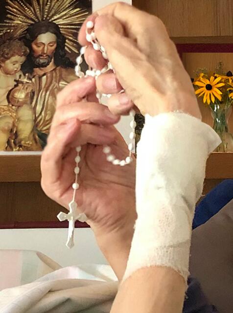 Alte Freunde kamen ihn besuchen, wir feierten Messe an seinem Bett, er wurde krankengesalbt und gesegnet.  | Foto: privat