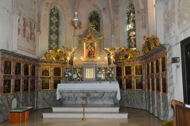 Einzigartig:Bilderwand mit 34 Tafeln rund um den Gnadenaltar.