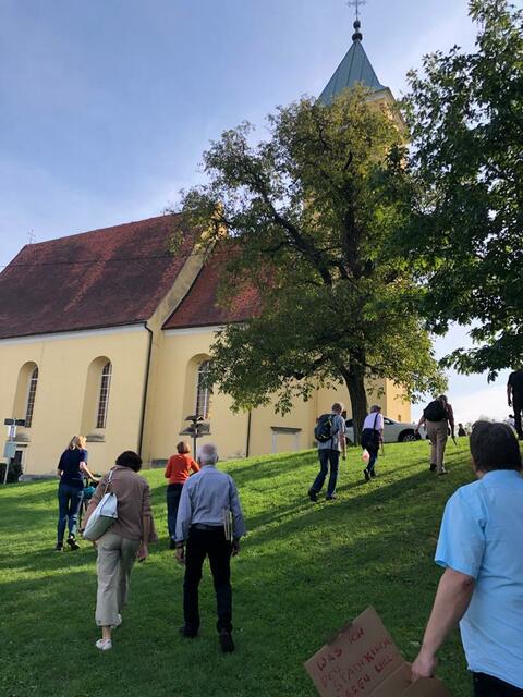 Ankunft bei der Schlosskirche St. Martin, wo es Kirchenführung, Andacht und Bschoadbinkerl gab.