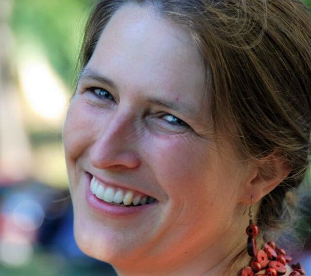Melanie Kulmer ist Mutter von fünf Kindern und arbeitet in der VS Ilz als Religionspädagogin, zudem engagiert sie sich in der Erwachsenenbildung in den Bereichen Spiritualität und Heilsames Singen. 
