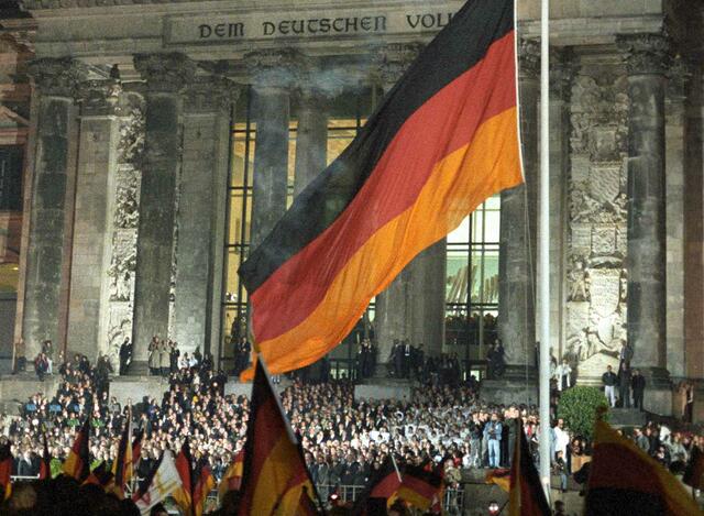 Um Mitternacht vom 2. auf den 3. Oktober 2020 hissten junge Sportler vor dem Berliner Reichstag die deutsche Flagge.  | Foto: Roland Holschneider/dpa/picturedesk.com