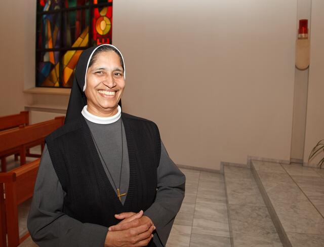 Aus Indien stammt Sr. Rosilend, hier in der Kapelle der Privatklinik. | Foto: Neuhold