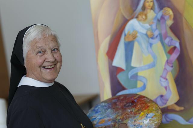 So bunt wie die Palette der Malerin Sr. Wiltrud List ist das Wirken der Kreuzschwestern. | Foto: Neuhold