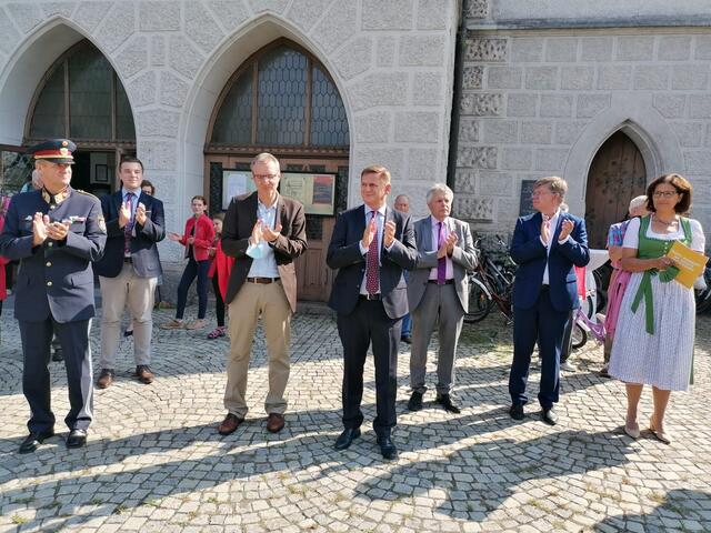 Bürgermeister Kurt Wallner, Regionalkoordinatorin Monika Brottrager-Jury (r.), Caritasdirektor Herbert Beiglböck (2. v. r.) und Ressortleiter Erich Hohl (3. v. r.).