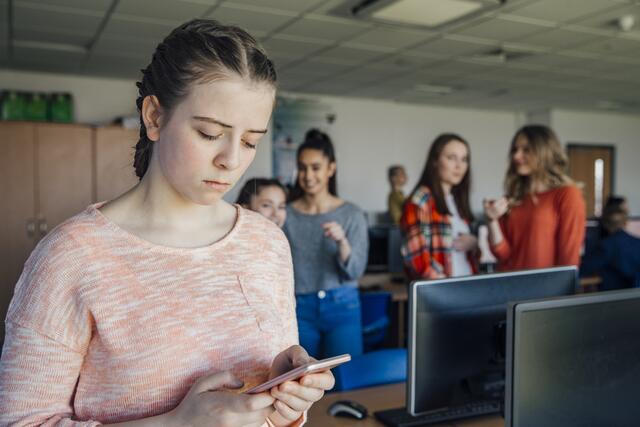 Mit der Verbreitung von Internet und Handy findet das systematische Belästigen, Bloßstellen, Fertigmachen oder auch absichtliche Ausgrenzen zusätzlich im virtuellen Raum statt. Es kann rund um die Uhr erfolgen, erreicht ein großes Publikum, und die TäterInnen fühlen sich meist anonym.