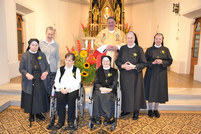 Jubilarinnen, die im September Diamantene Profess feierten (von links): Sr. Walberta Mandl, Provinzoberin Sr. Magdalena Walcher, Sr. Theophila Knapp, Sr. Carmela Zavec, P. Egon Homann, OSB., Sr. Edigna Selic und Sr. Silveria Grad. 
 | Foto: Kreuzschwestern