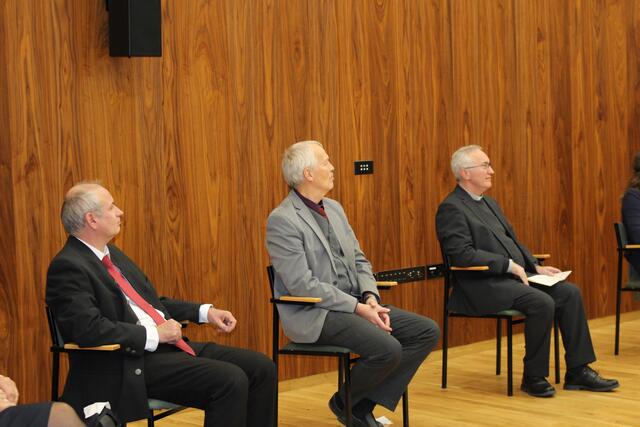 MMMag. Christian Ebner (re.), Vizekanzler in der Diözese St. Pölten, sowie Mag. Johann Wimmer (Mitte), Direktor der Pastoralen Dienste, wirkten am Zustandekommen der Frauenkommission tatkräftig mit. | Foto: Planitzer