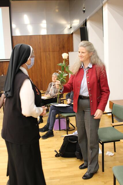 Eine Rose für Dr. Veronika Prüller-Jagenteufel | Foto: Planitzer