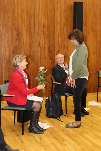 Eine Rose für die erste Vorsitzende der Frauenkommission der Diözese St. Pölten Anna Rosenberger. | Foto: Planitzer