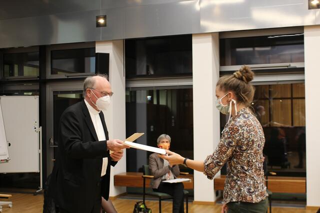 Dekretübergabe an Viktoria König | Foto: Planitzer