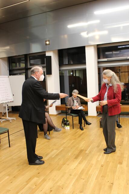 Dekretübergabe durch Bischof Alois Schwarz an Veronika Prüller-Jagenteufel | Foto: Planitzer
