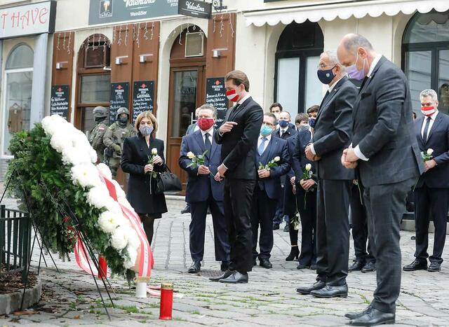 Geeinter Auftritt der österreichischen Spitzenpolitiker bei der Kranzniederlegung in Wien.