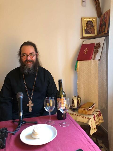 Beim Gespräch mit dem griechisch-katholischen Priester John Reves.
