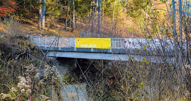 Gut sichtbar und hoch über der stark befahrenen Durchzugsstraße der Stadt Murau hängen seit 7. No-
vember vier Banner, die bis nach Weihnachten ermutigende Botschaften verkünden werden. | Foto: Karlheinz Bosic