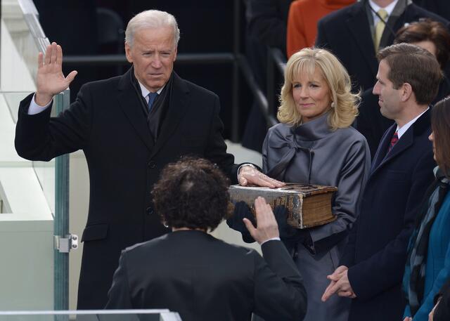 Joe Biden wird mit der Hand auf der Bibel, und ihm zur Seite seine Ehefrau Jill, im Jänner 2013 ein zweites Mal zum
Vizepräsidenten der USA angelobt. Unter der Regierung von Barack Obama hatte Biden dieses Amt von 2009 bis 2017 inne
