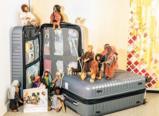 Die Koffer des Pastoralamts mit den Erzählfiguren.
