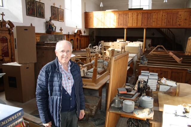 Dekan Franz Hinterholzer in der Kirche des ehemaligen Kapuzinerklosters Ried.  | Foto: Zangerl