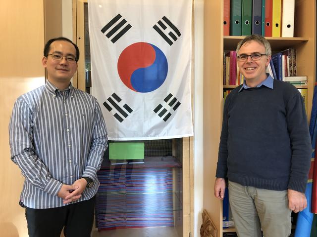 Johannes Shin Sung won mit Weltkirche-Referent Markus Roßkopf.