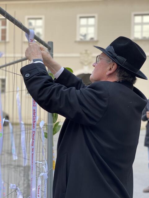 Bischof Alois Schwarz bringt sein weißes Band an! | Foto: Pressestelle Diözese St. Pölten