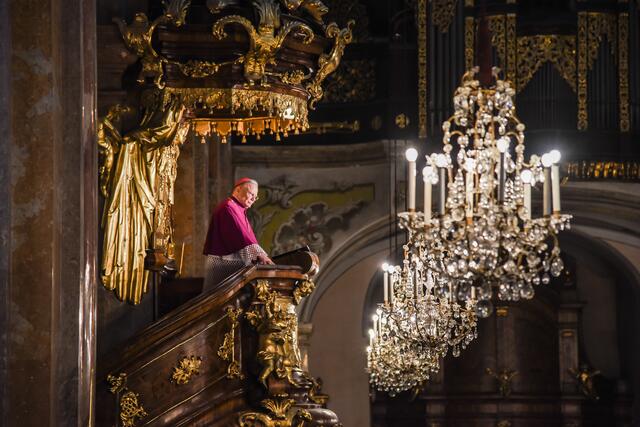 Bischof Michael Memelauer (Johannes Seilern) bei der Silvesterpredigt 1941 im St. Pöltner Dom. Bei dieser Predigt kritisiert er öffentlich die Euthanasie an Behinderten und Gebrechlichen. | Foto: Gerhard Mader