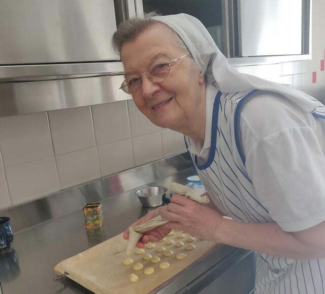 Während die ersten Adventheiligen ins Land ziehen, wird in der Klosterküche bereits eifrig gebacken. „Kekse backen ist ein großes Thema bei uns. Sr. Theresa ist unsere Haus- und Hofbäckerin. | Foto: Franziskanische Schwestern von der Schmerzhaften Mutter