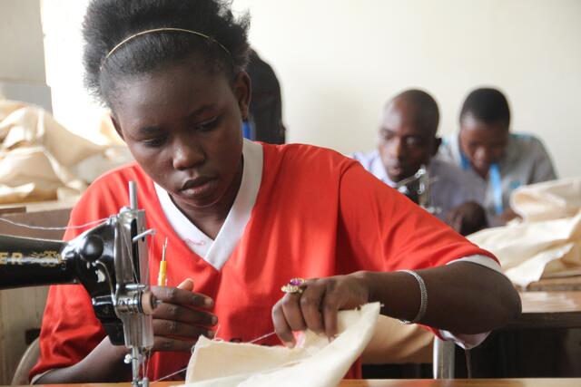 Adua macht eine Ausbildung zur Schneiderin. Sie möchte einmal ein Leben fernab von den Slum-Straßen führen können.  | Foto: Sei so Frei