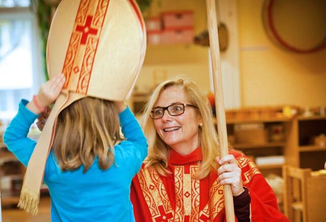 In den Kindergärten der St. Nikolausstiftung wird die Rolle des heiligen Nikolaus in diesem Jahr von einer Pädagogin, einem Assistenten oder einem Kind in den Kindergärten und Horten gespielt.