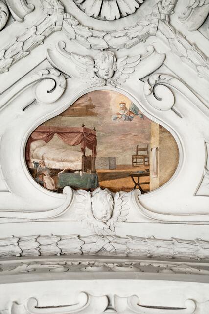 Der heilige Leopold erscheint der in Not geratenen Katharine Binder im Traum und sagt ihr, wo ein Schatz für sie versteckt ist. Deskenfresko von Johann Christoph Prandtl 167, Leopoldskapelle. | Foto: Alexander Galler