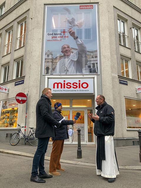 Michael Ausserer und Stefan Hauser plaudern mit Pater Karl Wallner. | Foto: Markus Andorf