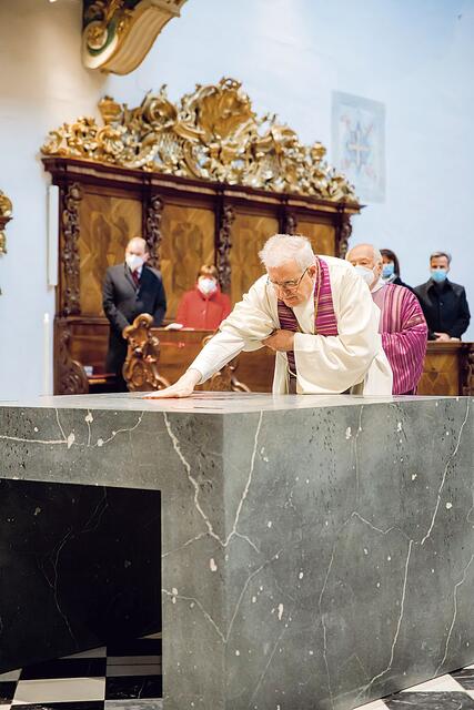 Weihe des Altares durch Bischofsvikar Heinrich Schnuderl. Der Altar symbolisiert Christus, Mitte der feiernden Gemeinde. | Foto: Neuhold