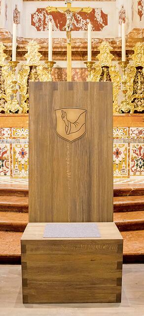 Die Kathedra, der Sitz des Bischofs, gibt einer Bischofskirche den Namen Kathedrale. Sie ist nun aus Holz und zeigt die segnende Hand. | Foto: Neuhold